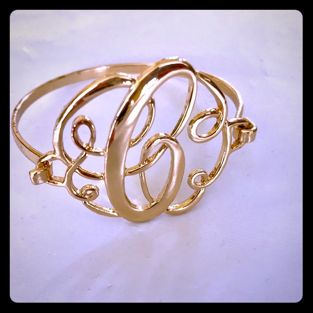 🌷 Gold-tone "C" Bracelet
